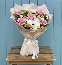 Букет цветов из:  Гвоздики, Орхидеи и Розы в Сонино