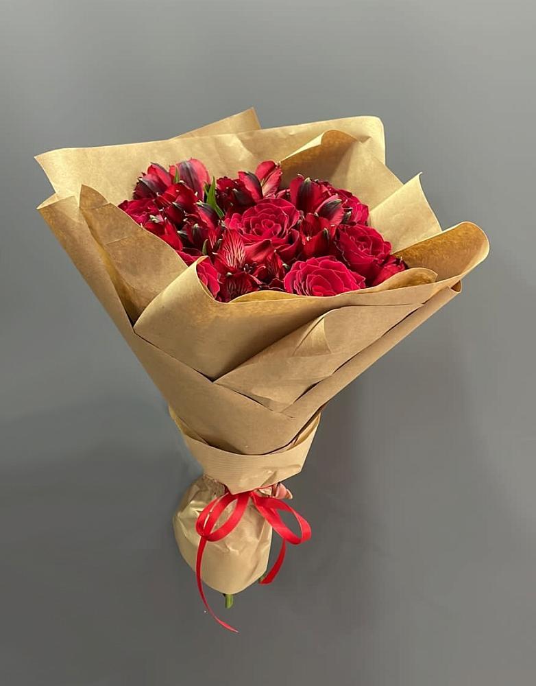 Букет цветов из: Альстромерии и Розы в Сонино