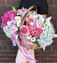 Композиция солнечный день в Сонино Цветочная композиция из Розы, Хризантемы, Пионы и Лизиантусы в корзине в Сонино