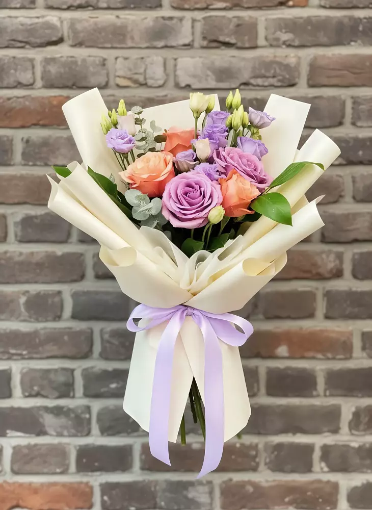 Букет цветов из: Лизиантусы и Розы в Сонино