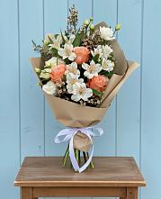 Букет цветов из:  Альстромерии, Лизиантусы, Розы и Хризантемы в Сонино