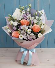 Букет цветов из:  Лизиантусы, Розы, Альстромерии и Гипсофила в Сонино