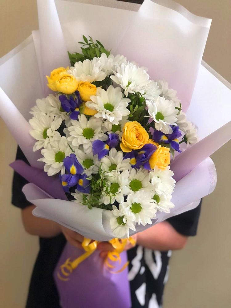 Букет цветов из: Ирисы, Хризантемы и Розы в Сонино