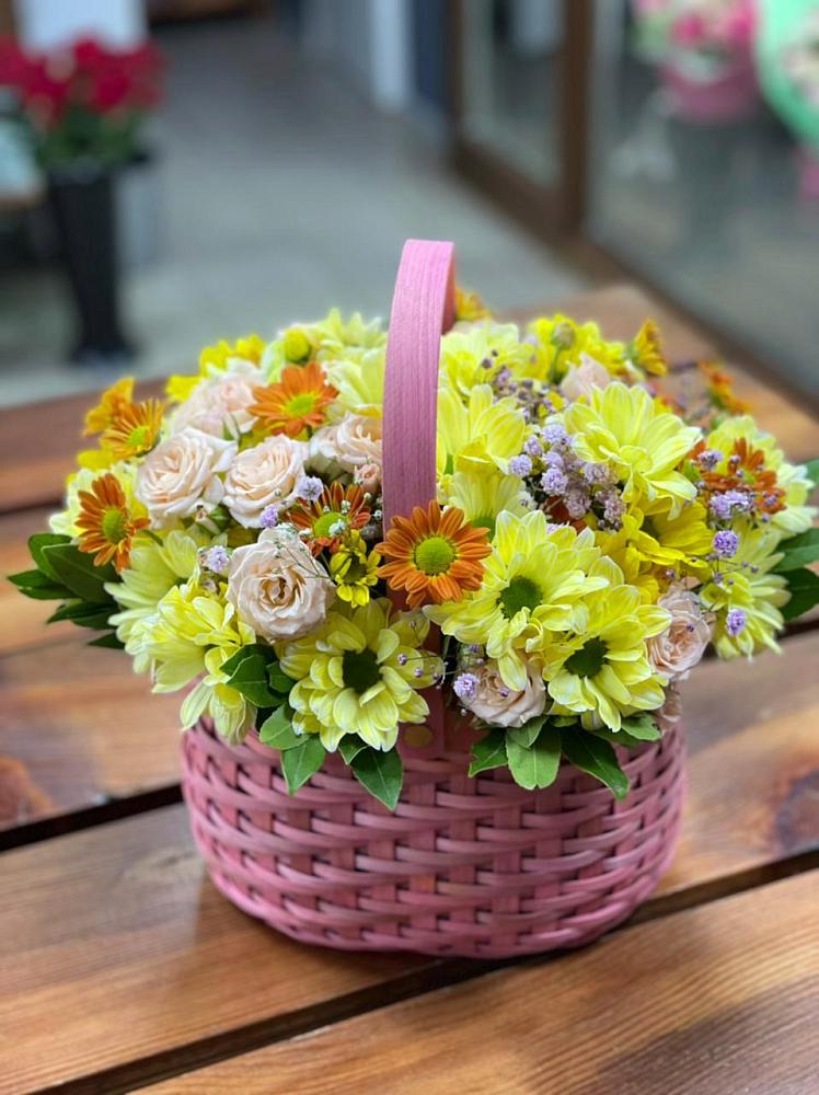 Цветочная композиция из Хризантемы и Розы в корзине в Сонино