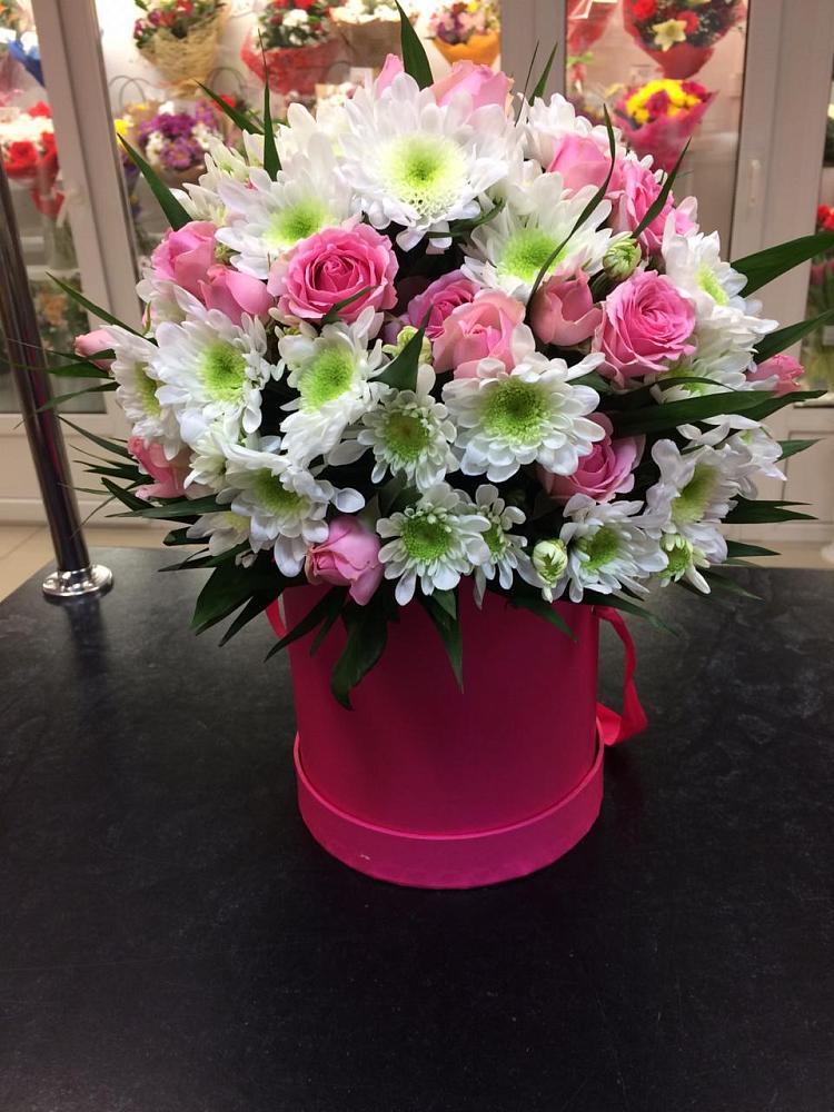 Цветочная композиция из Розы и Хризантемы в шляпной коробке в Сонино