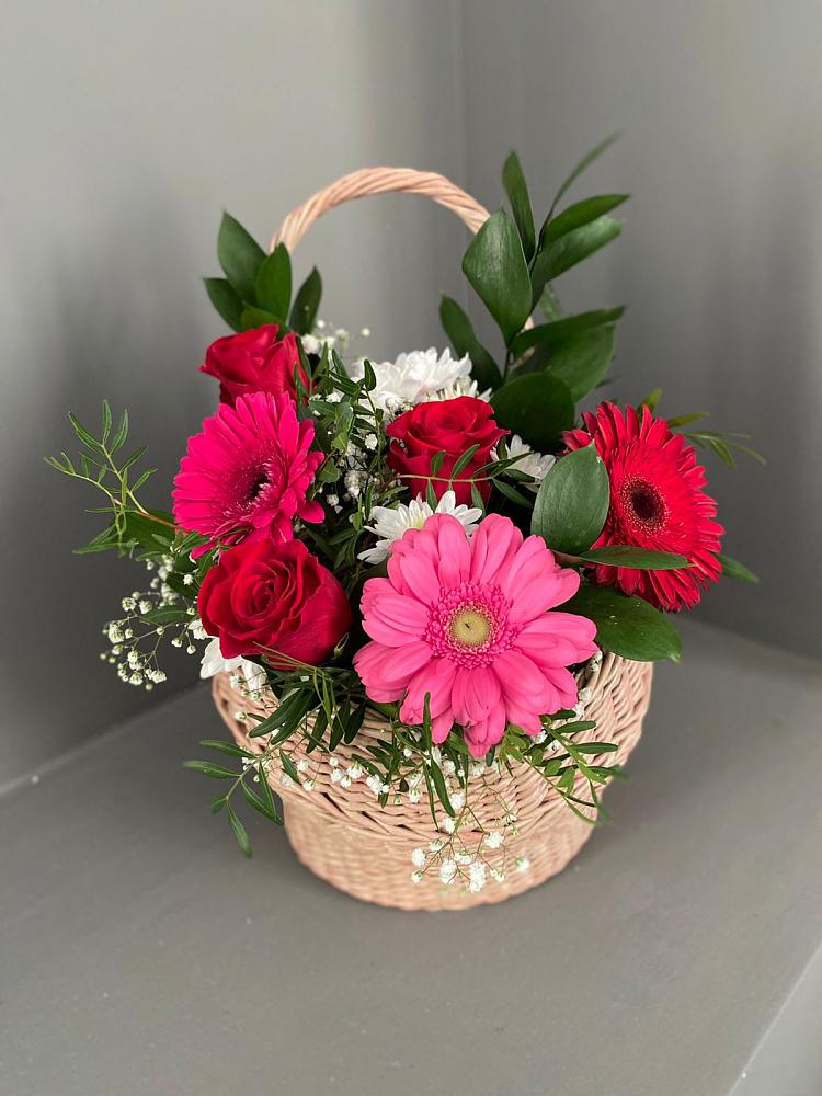 Цветочная композиция из Розы, Хризантемы и Герберы в корзине в Сонино