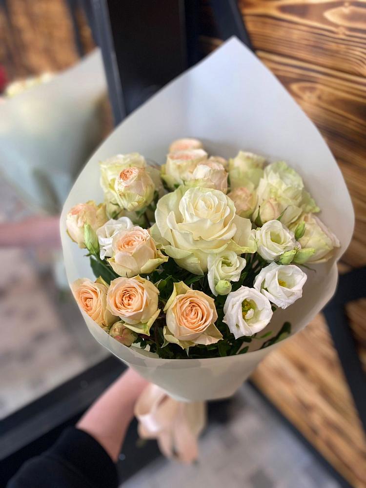 Букет цветов из: Розы и Лизиантусы в Сонино